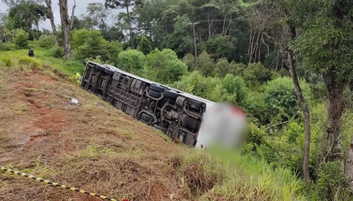 Sete pessoas morrem e mais de 20 ficam feridas após ônibus tombar na BR 277